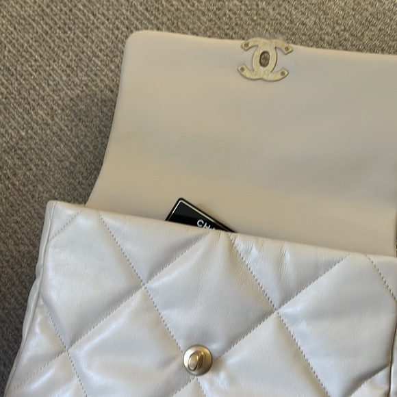 Chanel 19 Medium/Large - Picture 7 of 7